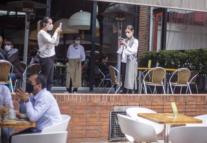 Un grupo de personas en una cafetería de Bogotá, pocos días después de que las autoridades aprobaran la reapertura económica, tras cinco meses de confinamiento.