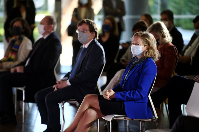 El alcalde de Madrid, José Luis Martínez-Almeida, y la vicepresidenta tercera y ministra de Asuntos Económicos y Transformación Digital, Nadia Calviño, durante la inauguración del South Summit 2020