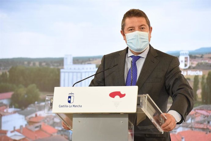 El presidente de Castilla-La Mancha, Emiliano García-Page, en Chillarón.