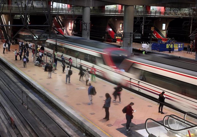 Pasajeros esperan en un andén de la Estación de Madrid-Puerta de Atocha Adif, en Madrid (España)