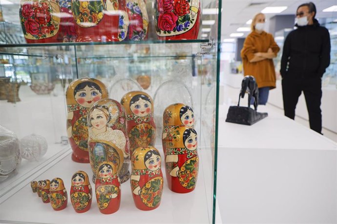 Dos personas con mascarilla visitando una exposición en Moscú