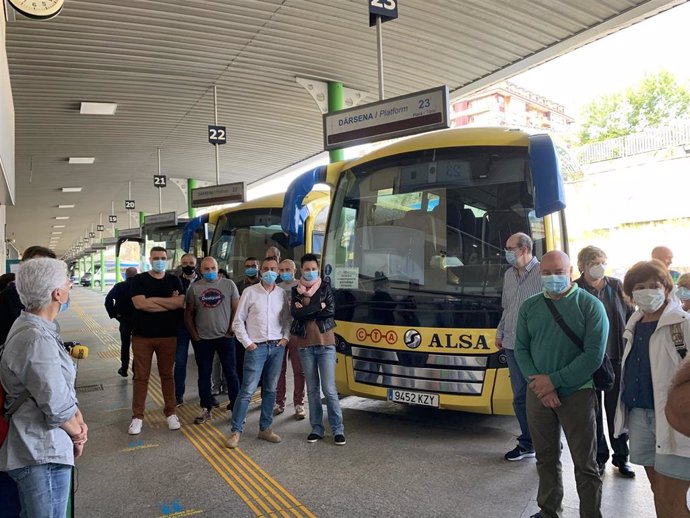 Concentración trabajadores de ALSA en la estación de autobuses de Oviedo.