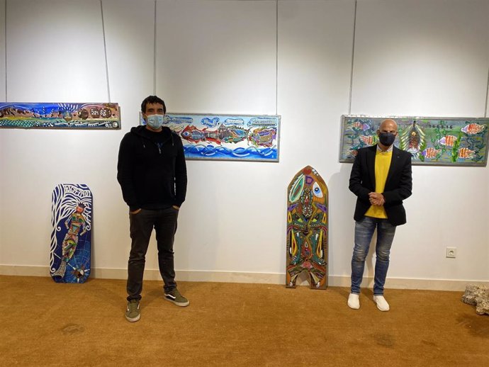 El artista Emilio Pascual (i) junto al concejal Juan Carlos Bueno (d) en la exposición 'Basuraleza'.