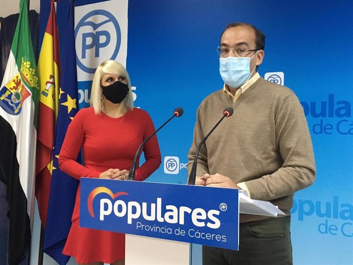Rafael Mateos y Elena Manzano, concejales del PP en el Ayuntamiento de Cáceres