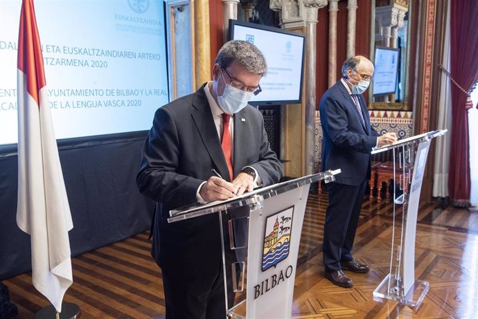 El alcalde de Bilbao, Juan Mari Aburto, y el presidente de Euskaltzaindia, Andrés Urrutia, en la firma de un convenio de colaboración.