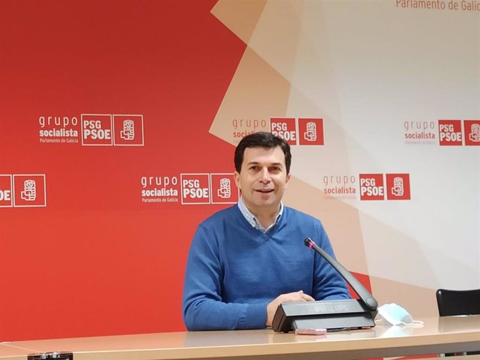 El secretario xeral del PSdeG, Gonzalo Caballero, en rueda de prensa en el Parlamento de Galicia
