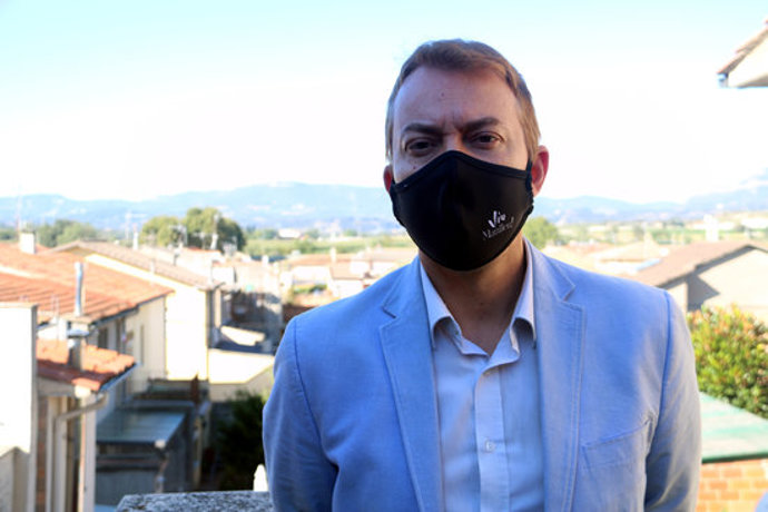 Pla mitj de l'alcalde de Manlleu, lex Garrido, a la terrassa de casa seva. Imatge del 5 d'octubre del 2020. (Horitzontal)