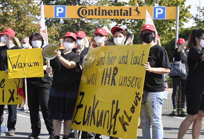 Empleados de Continental protestan por el cierre de plantas en Alemania. 