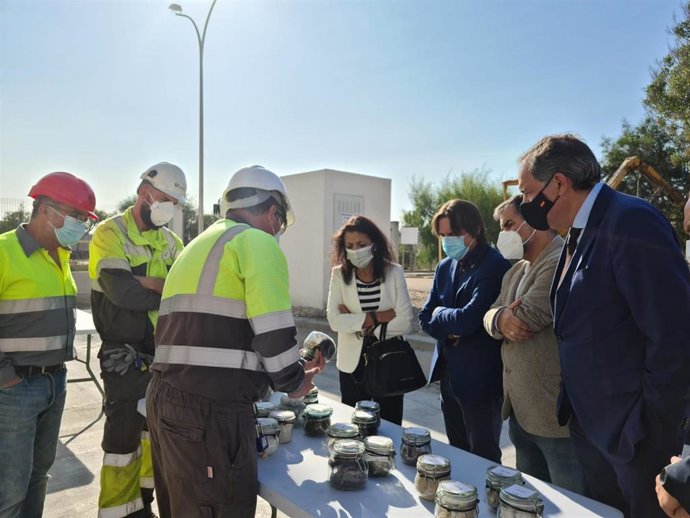 Bosquet en su visita a la planta de Holcim en Carboneras
