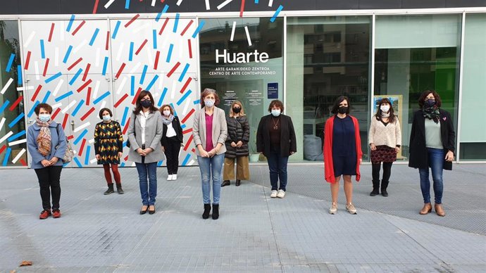 La consejera Esnaola, acompañada por la vicerrectora de Proyección Universitaria de la UPNA, Begoña Pérez Eransus; las directoras académicas del máster, Maite Garbayo y Amaia Arriaga; la dirección del Centro de Arte Contemporáneo de Huarte.