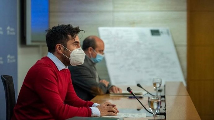 El consejero de Sostenibilidad y Transición Ecológica, Álex Dorado Nájera, y el director general de Infraestructuras, Vicente Urquía, han presentado esta mañana el estado actual de las inversiones para mejorar la red autonómica de carreteras