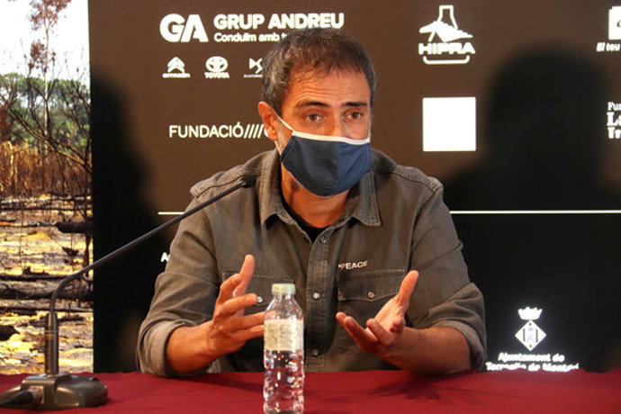 Pla tancat del director de l'espectacle 'Bouvetya', Julio Manrique, durant la roda de premsa de presentació de l'obra el 5 d'octubre de 2020 (Horitzontal)
