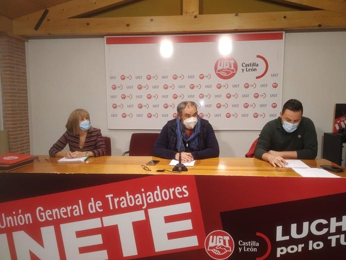 El secretario general de la Federación de Empleados de Servicios Públicos (FeSP) de UGT en CyL, Tomás Pérez, en el centro, junto a los responsables de Dependencia e Igualdad, Alfonsa Bonafonte, (i) y Sanidad, Miguel Holguín (d).