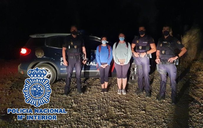 Nota De Prensa Y Foto " Agentes De La Policía Nacional Rescatan Anoche A Dos Jóvenes Perdidas En Los Montes De Málaga"