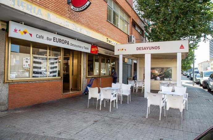 Terraza vacía en un bar del barrio La Paz perteneciente a la zona de salud La Paz, en Badajoz, Extremadura (España), a 21 de septiembre de 2020.  