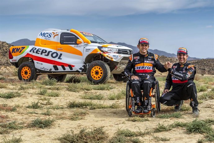 El piloto de rallys Isidre Esteve, con el Toyota Hilux del Repsol Rally Team con el que irá al Dakar 2021