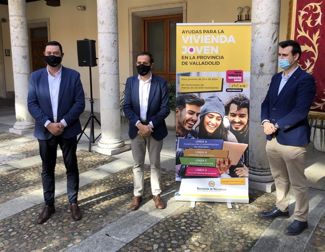 Conrado Íscar, en el centro de la imagen, presenta las medidas de la Diputación en materia de vivienda.