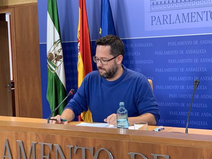 El portavoz adjunto de Adelante Andalucía en el Parlamento, José Ignacio García, en rueda de prensa.