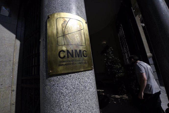 Edificio de la CNMC, en Madrid (España), a 29 de julio de 2020. La Comisión  Placa identificativa y entrada al edificio de la CNMC, en Madrid (España), a 29 de julio de 2020. La Comisión Nacional de los Mercados y la Competencia (CNMC) ha aprobado la mo