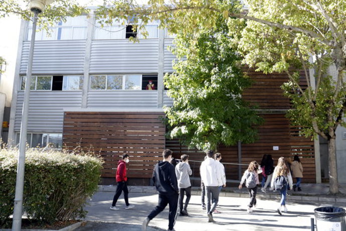 Pla general d'alumnes entrant a l'institut Rafael Campalans d'Angls, el 5 d'octubre del 2020 (horitzontal)