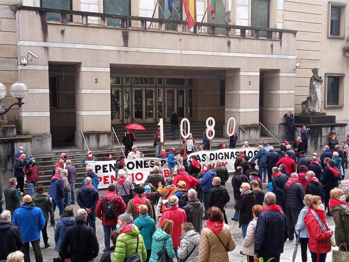 Concentración de pensionistas frente al TSJPV, este lunes en Bilbao