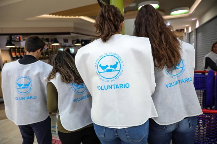 Voluntarios colocan los alimentos donados