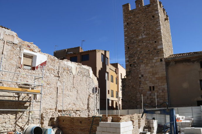 Pla general de les obres de restauració del portal de Sant Francesc de Montblanc i de la reconstrucció d'una segona torre, qüestionada per alguns experts. Imatge de l'octubre del 2020. (Horitzontal)