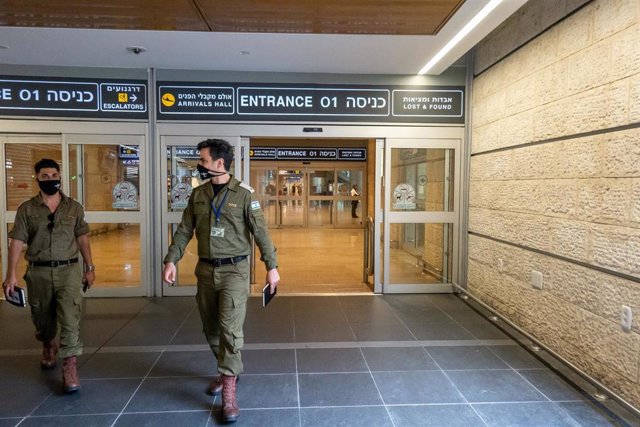 Policía israelí en el aeropuerto de Tel Aviv. 