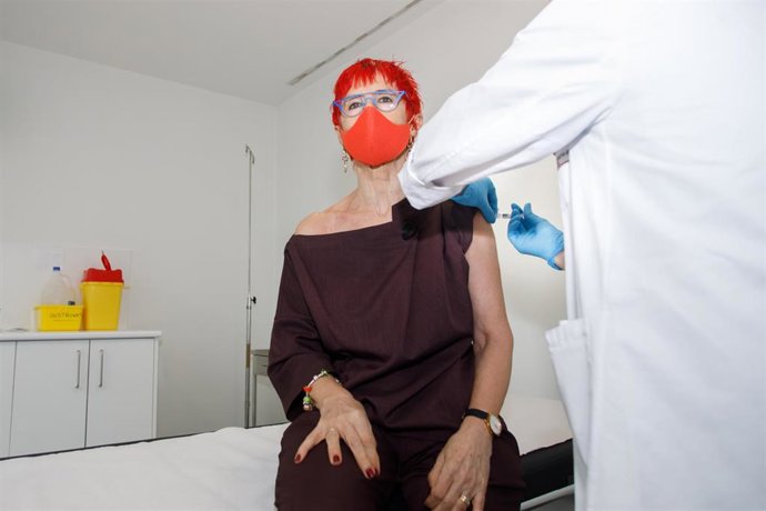 La consejera Induráin se vacuna frente a la gripe