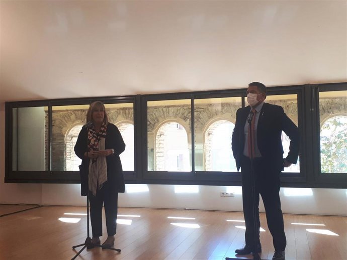 La alcaldesa de L'Hospitalet de Llobregat y presidenta de la Diputación de Barcelona, Núria Marín, y el conseller de Interior, Miquel Smper, en rueda de prensa tras reunirse en L'Hospitalet.