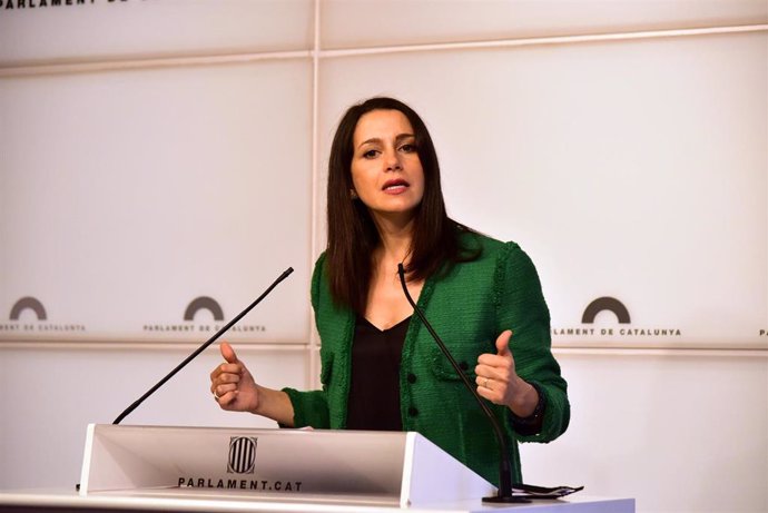 La presidenta de Ciudadanos, Inés Arrimadas,  ofrece una rueda de prensa en el Parlament de Cataluña.