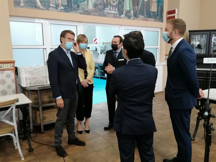 Feijóo en la visita a la Cocina Económica en Ferrol este lunes
