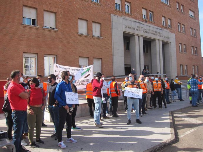 Trabajadores de Ambulancias Tenornio se concentran en Badajoz