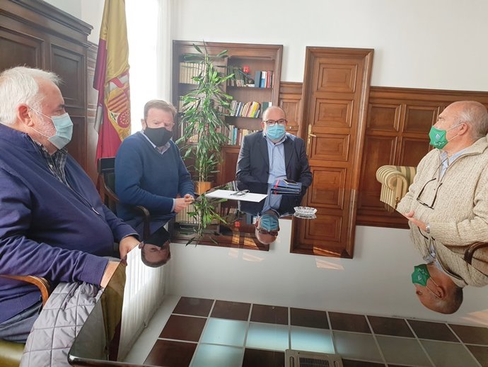 El Subdelegado En Soria, Miguel Latorre, Con Representantes De La AECC.