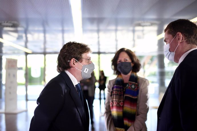 El alcalde de Madrid, José Luis Martínez-Almeida habla con el encargado de Desarrollo de Negocio de BBVA en España, Gonzalo Rodríguez.