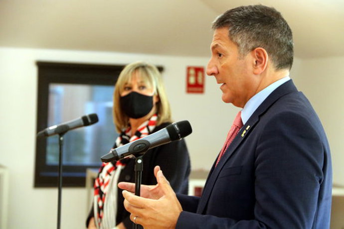 Imatge de Miquel Smper en roda de premsa aquest 5 d'octubre de 2020 observat per Núria Marín. (Horitzontal)