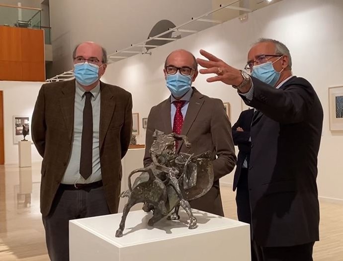 El consejero de Cultura y Turismo, Javier Ortega, junto al presidente de la Fundación Venancio Blanco, Francisco Blanco, durante la inauguración de la muestra Diálogos. Obra gráfica y escultura. Colección Venancio Blanco.