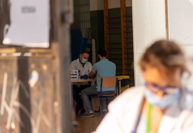 Pruebas de PCR a los maestros en el instituto Murillo de Sevilla, unos días antes de que comience el curso  escolar en la comunidad andaluza. Sevilla a 4 de septiembre del 2020