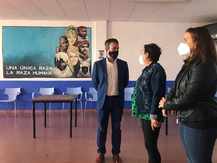 Julio Millán visita el albergue para temporeros para la campaña de la aceituna.