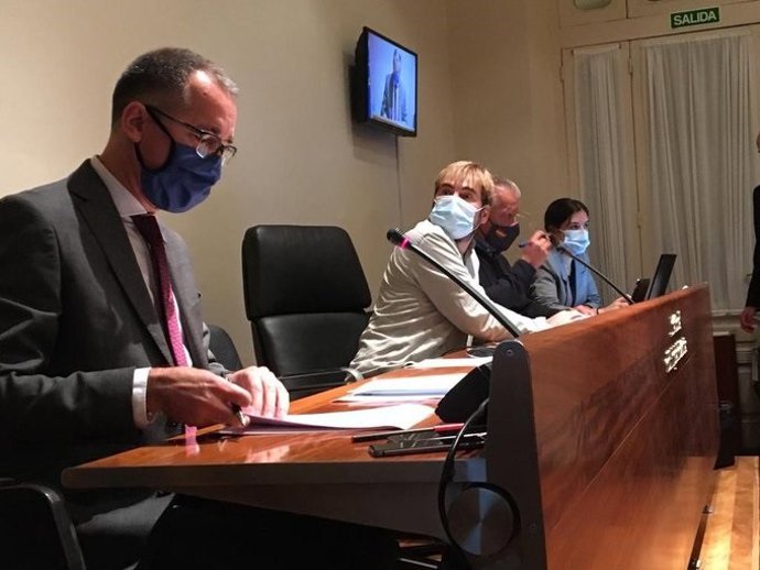 El consejero de Salud, Pablo Fernández Muñiz, comparece en la comisión parlamentaria de Salud de la Junta General