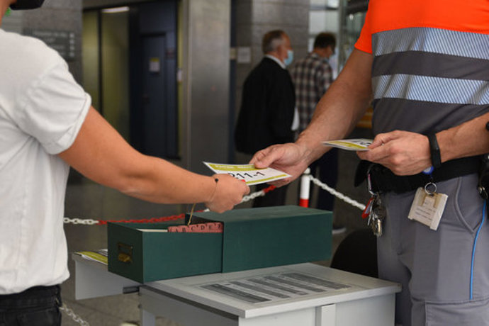 Les targetes que es facilitaran als acompanyants per controlar que només els visiti una persona, aquest 5 d'octubre del 2020. (Horitzontal)