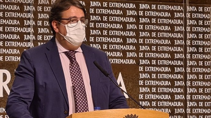 El vicepresidente segundo y consejero de Sanidad y Servicios Sociales, José María Vergeles, en rueda de prensa en Mérida