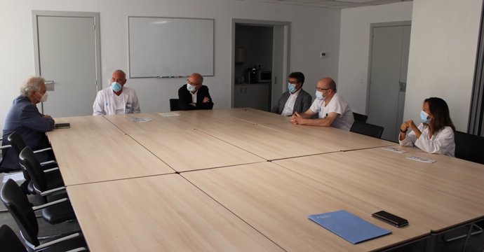 Representantes de Mémora, el Hospital Universitario Joan XXIII de Tarragona y el ICS del Camp de Tarragona, durante la firma del convenio este lunes 5 de octubre del 2020, en Tarragona.