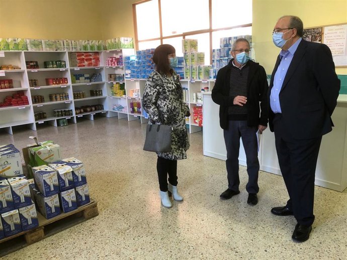 Rando garantiza el apoyo de la DPT al economato social de Cáritas Diocesana.