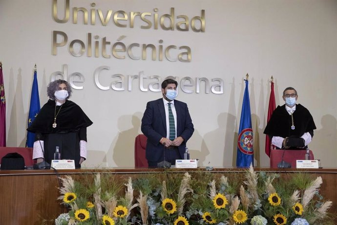 López Miras, en el centro, con los rectores de la UPCT y la UMU durante el acto de apertura del curso