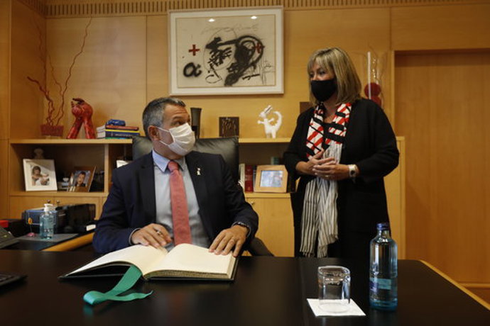 Imatge del conseller d'Interior signant el Llibre d'Honor de l'Ajuntament en presncia de Núria Marín el 5 d'octubre de 2020. (Horitzontal)