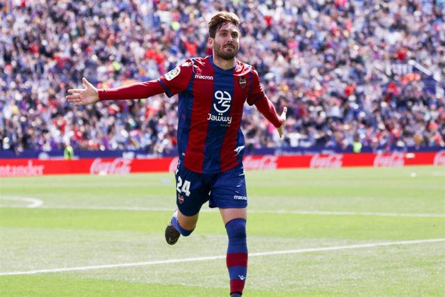 Campaña celebra un gol con el Levante