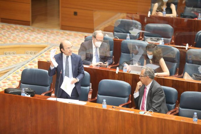 El consejero de Ciencia, Universidades e Innovación en Comunidad de Madrid, Eduardo Sicilia (i), responde a una pregunta en la Asamblea de Madrid durante la sesión de control al Gobierno en la que se debate sobre derechos LGTBI, medicalización de reside