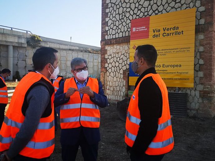 Pla mitj del president i el vicepresident del Consell Comarcal del Baix Ebre, Xavier Faura i Jordi Jordan, visitant l'inici d'obres de la via verda del Carrilet. Imatge del 5 d'octubre de 2020. (horitzontal)