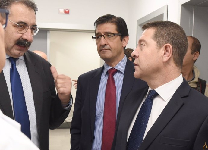 El presidente de la Diputación de Ciudad Real, José Manuel Caballero, con el presidente regional, Emiliano García-Page y el consejero de Sanidad, Jesús Fernández Sanz, en una foto de archivo